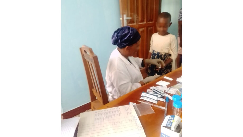 centro medico Mafungo in Tanzania. Una infermiera cura una bambina
