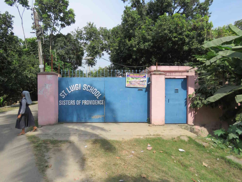Cancello della scuola Saint Luigi di Barasat vicino Calcutta, gestita dalle suore della Provvidenza