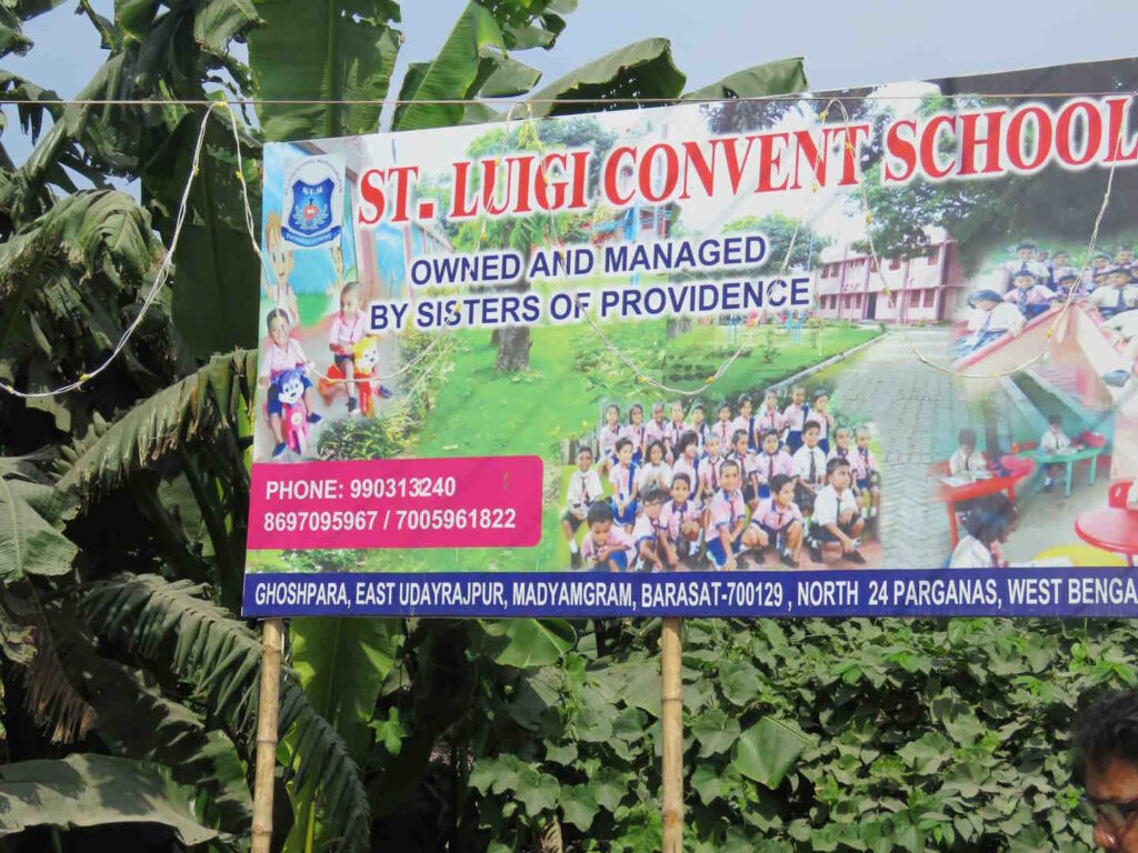 Cartello di iscrizione alla scuola Saint Luigi di Barasat vicino Calcutta, gestita dalle suore della Provvidenza