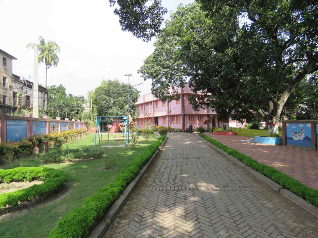 Ingresso della scuola Saint Luigi di Barasat vicino Calcutta, gestita dalle suore della Provvidenza