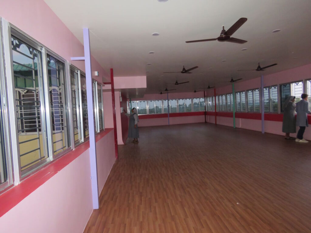 Sala interna della scuola San Luigi a Barrackpore - Calcutta, gestita dalle Suore della Provvidenza