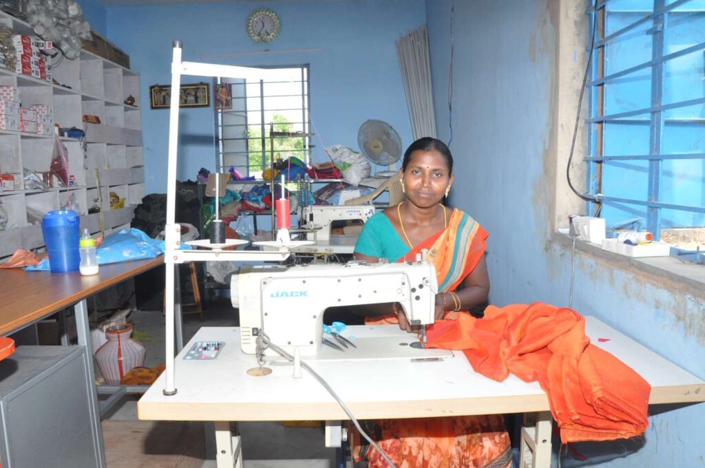 donna indiana del VRO-Gesuiti con macchina da cucire