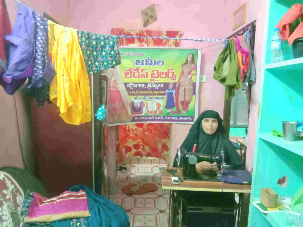 donna indiana del VRO-Gesuiti con macchina da cucire