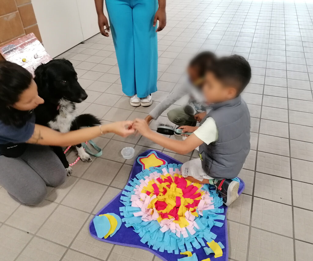 bambini partecipano ai percorsi ludici con i cani presso La Nostra Famiglia di Pasian di Prato Udine