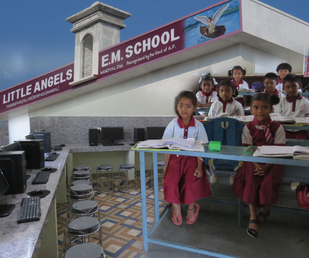 Scuola Little Angels- una nuova aula di computer