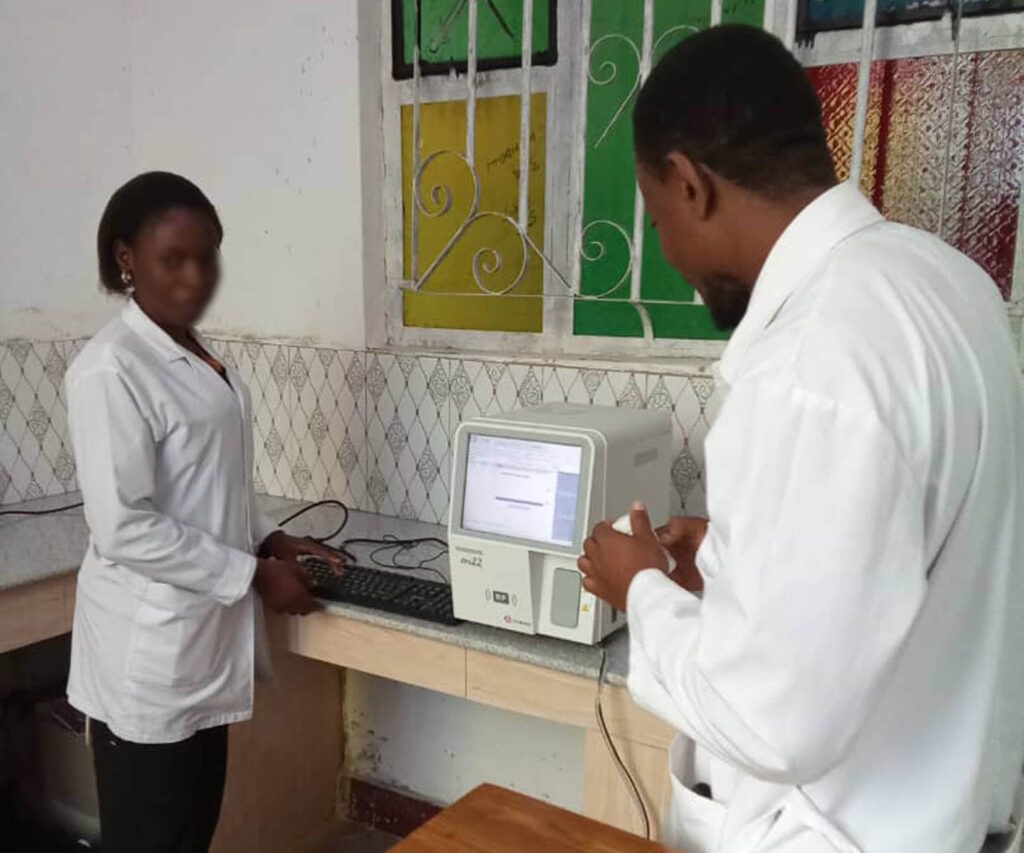 Centro medico Mafungo - Tanzania: l'analizzatore ematologico in funzione