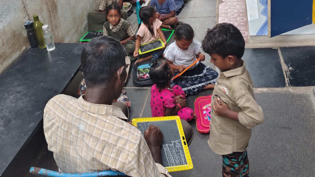 progetto ripetizioni scolastiche per bambini poveri a Kalugotla - India